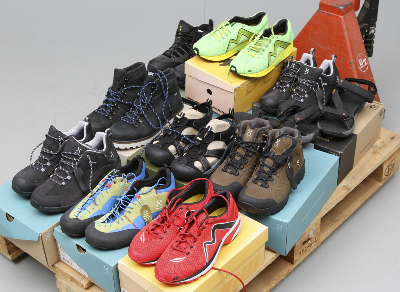 NYA SKOR, 10 par, herr, strl 44, bland annat Karhu samt The north face med flera.