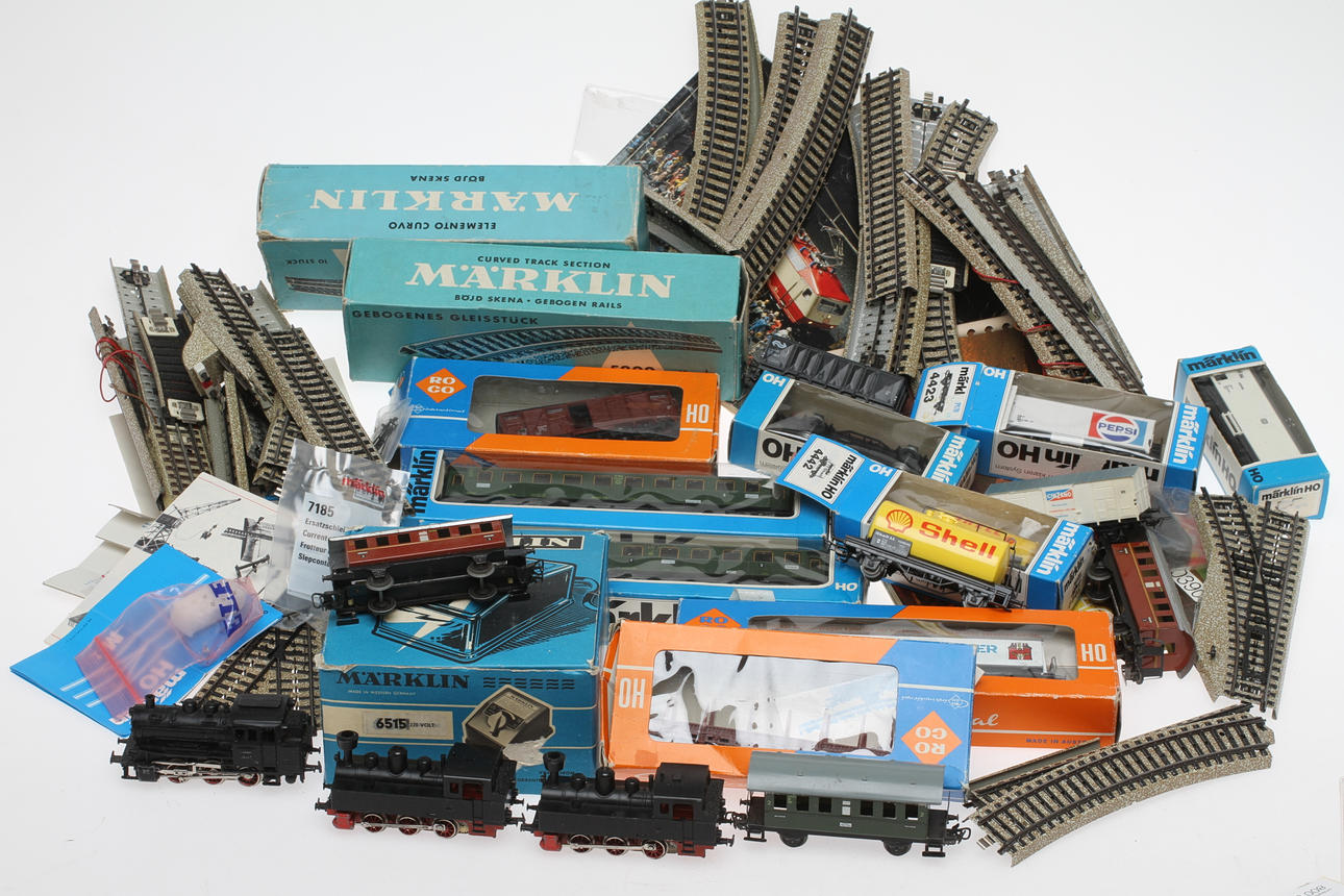 MODELLTÅG MÄRKLIN 3 lok, 15 vagnar, trafo, räls, växlar med mera. Delvis originalkartonger.