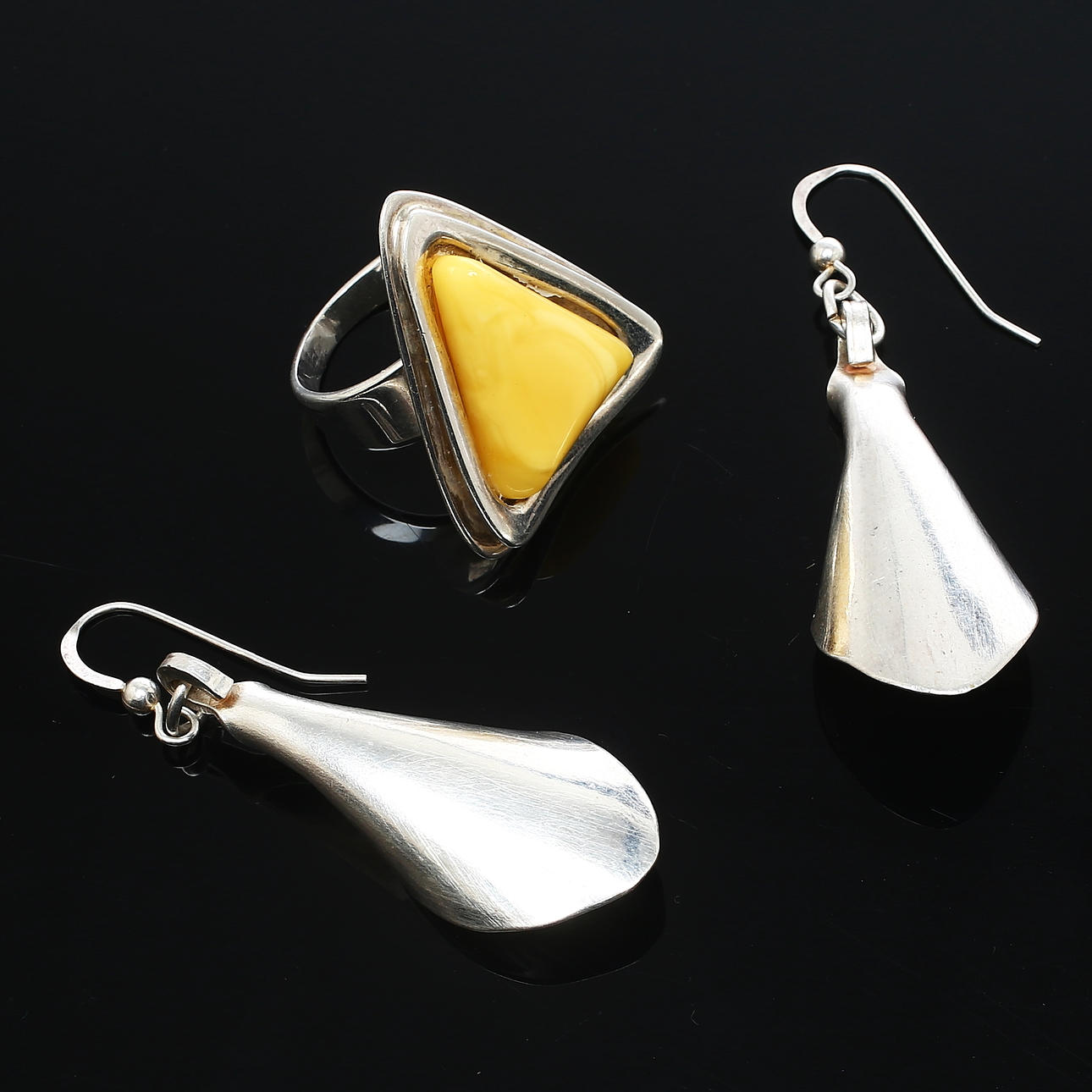 OHRRINGE, ein Paar und RING, Silber, gelber Stein.