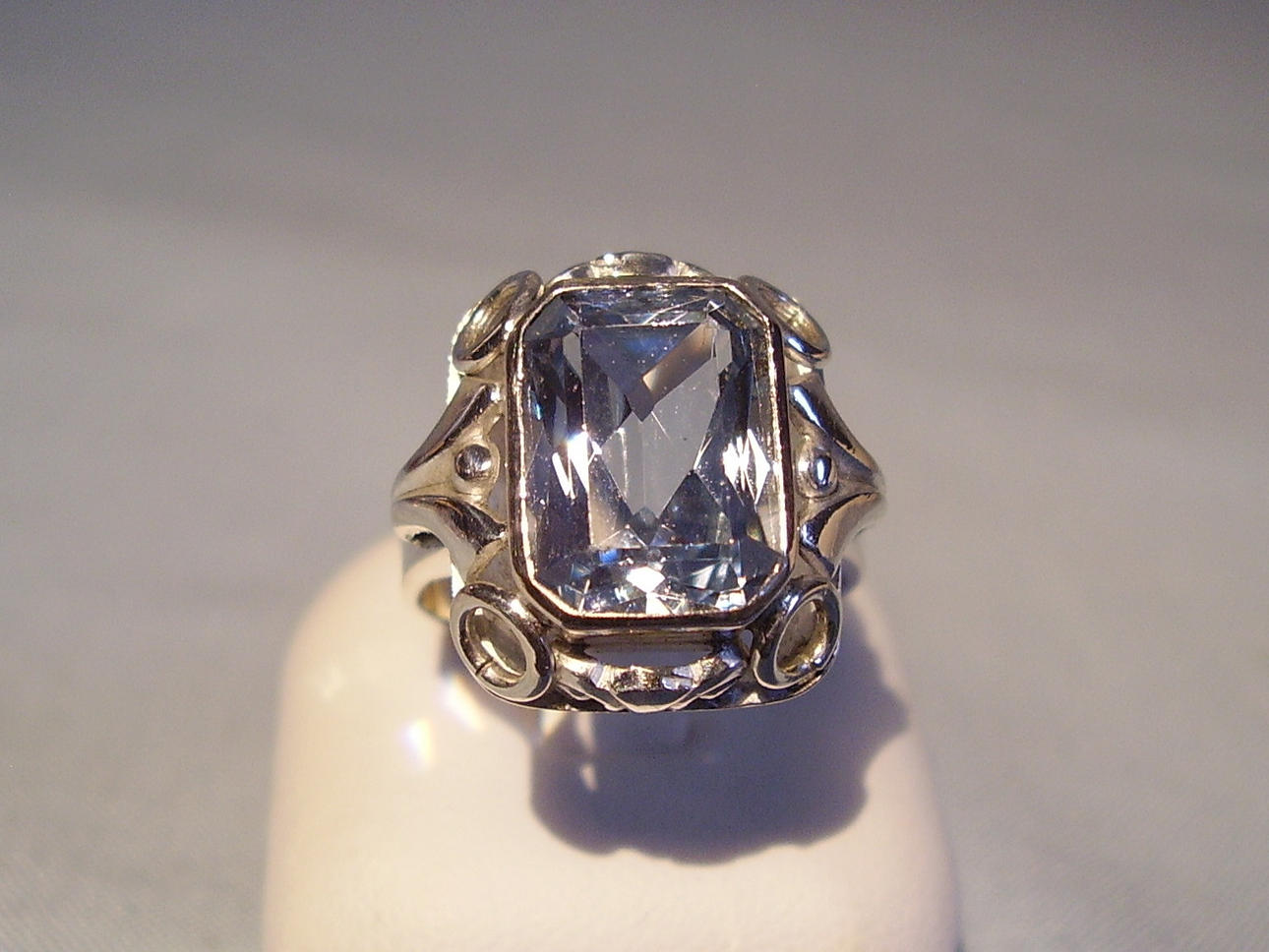 RING ANTIK BLÅ TOPAS ART DECO RUNT 1920.