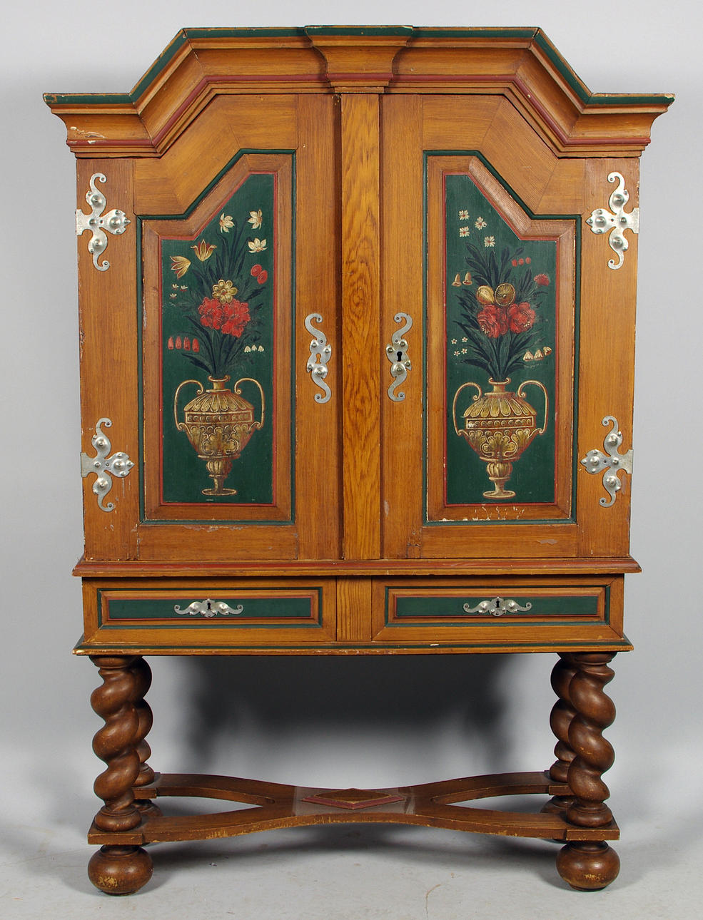 SKÅP, fur med allmogemålning, barockstil, 1700-tal med nyare underrede.