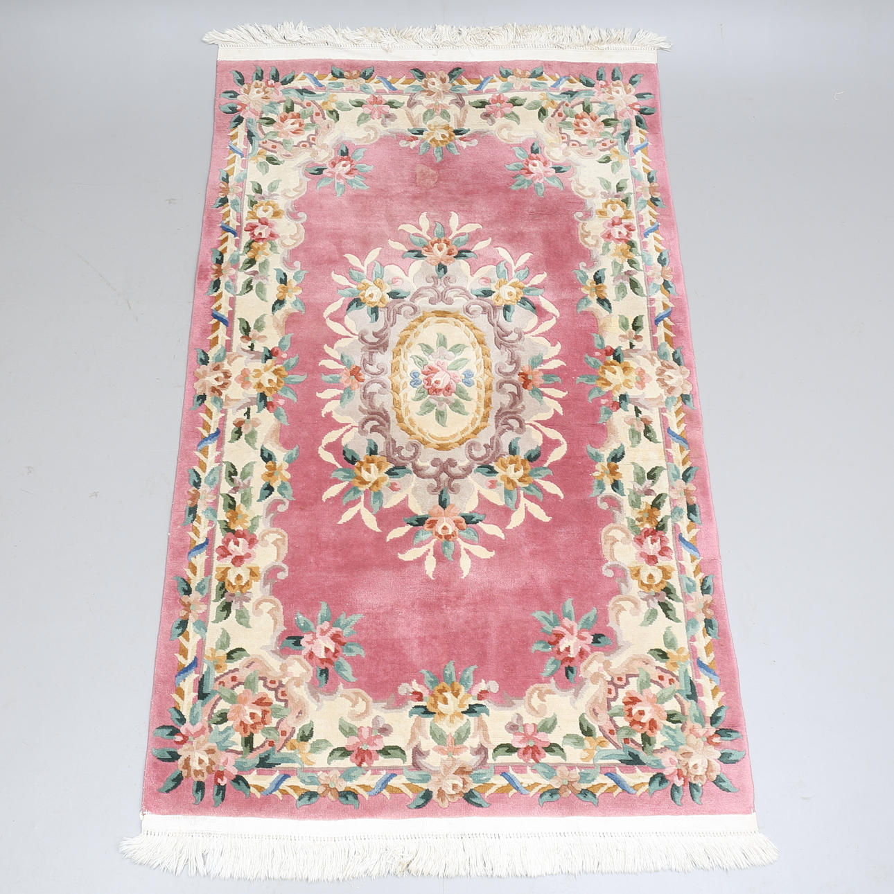 CHINA-TEPPICH, 240 x 151 cm.