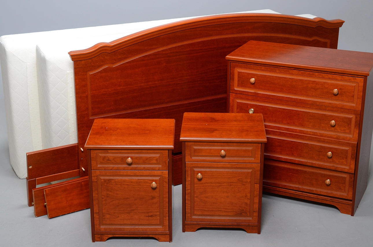 SÄNGMÖBLER, 4 delar.