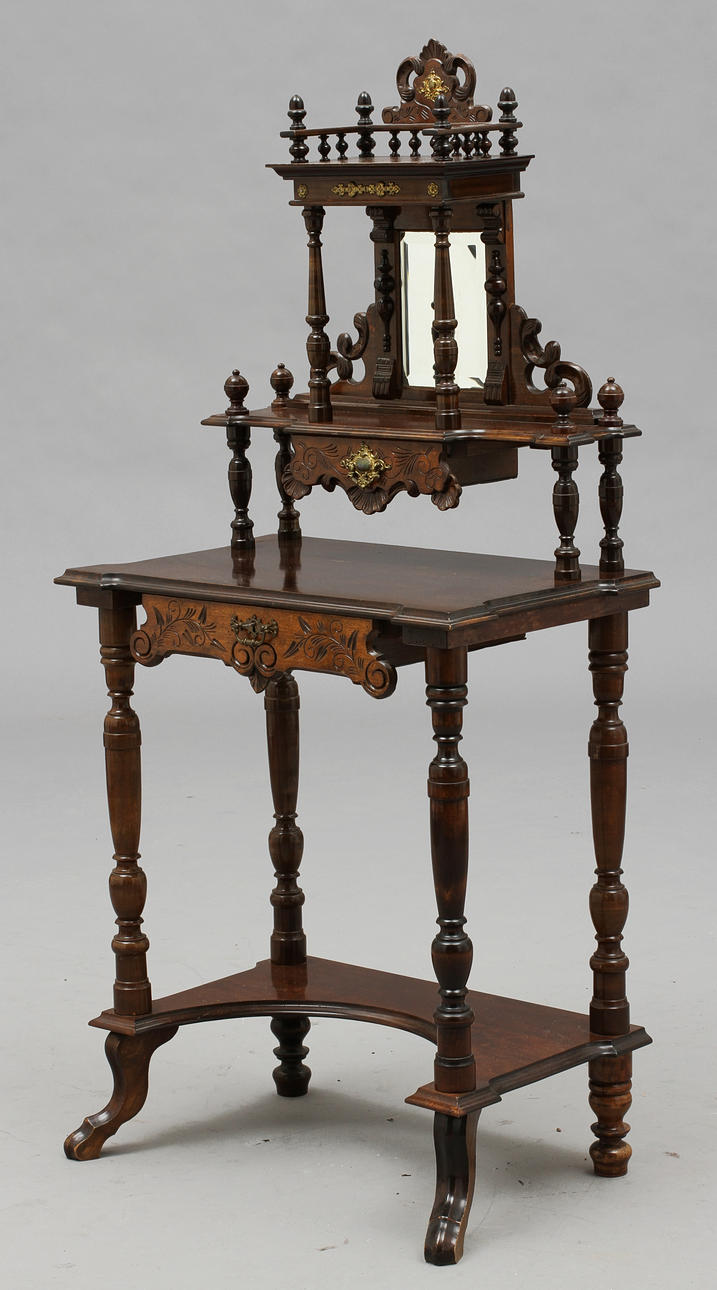 SMINKBORD, nyrenässans, 0mkring 1900.