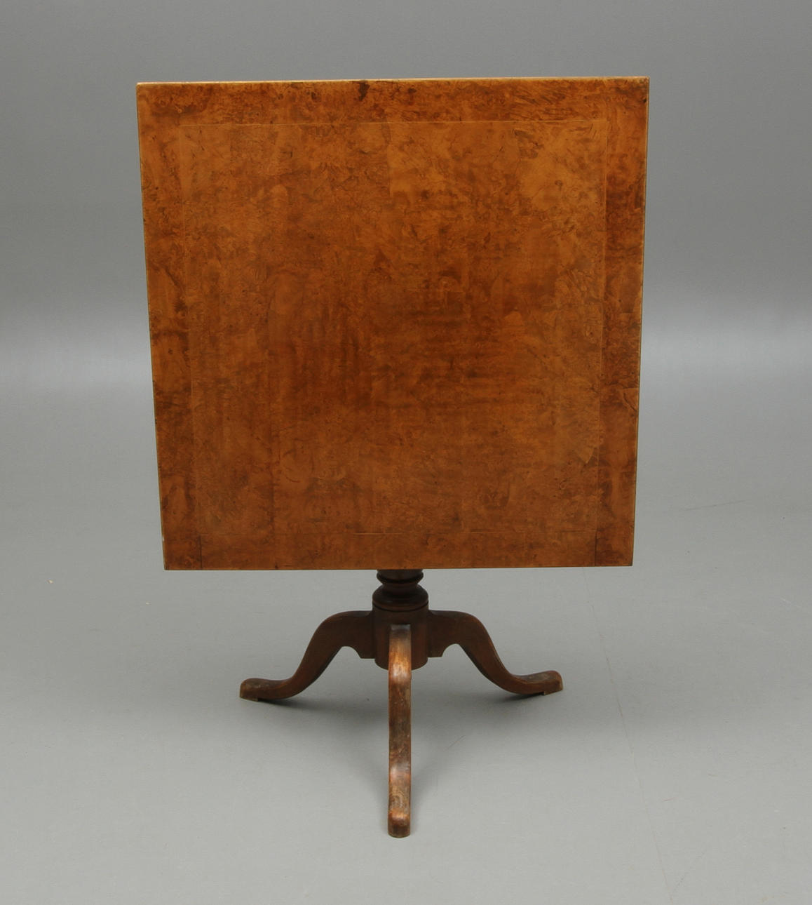 FÄLLBORD, skiva med rotfaner, omkring 1800.