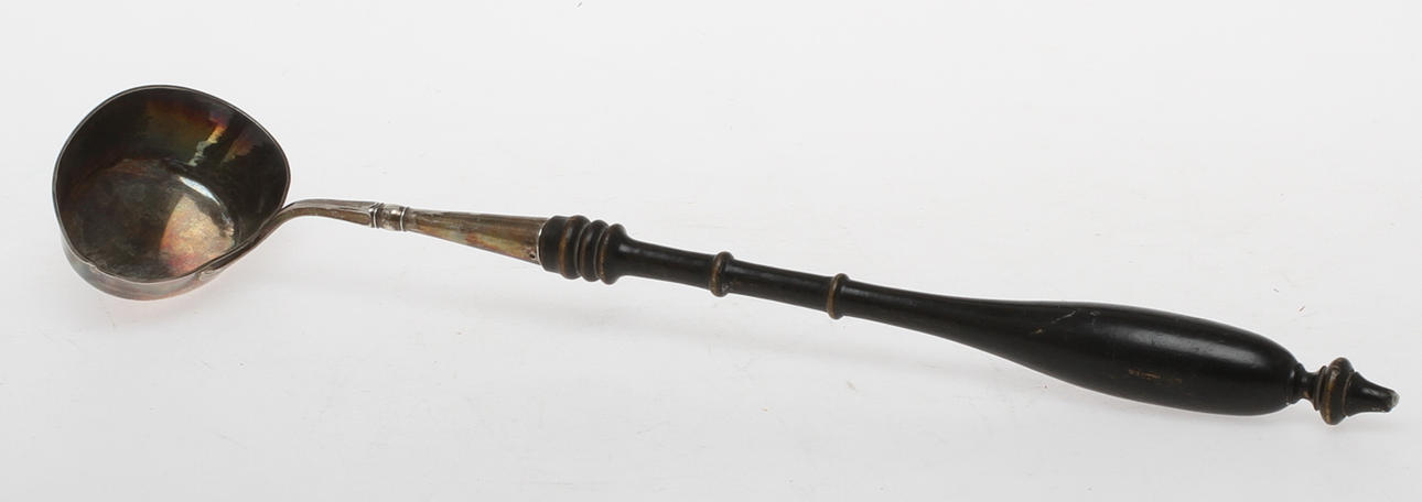 SOPPSLEV, trä och silver, otydlig stämplar 1826.