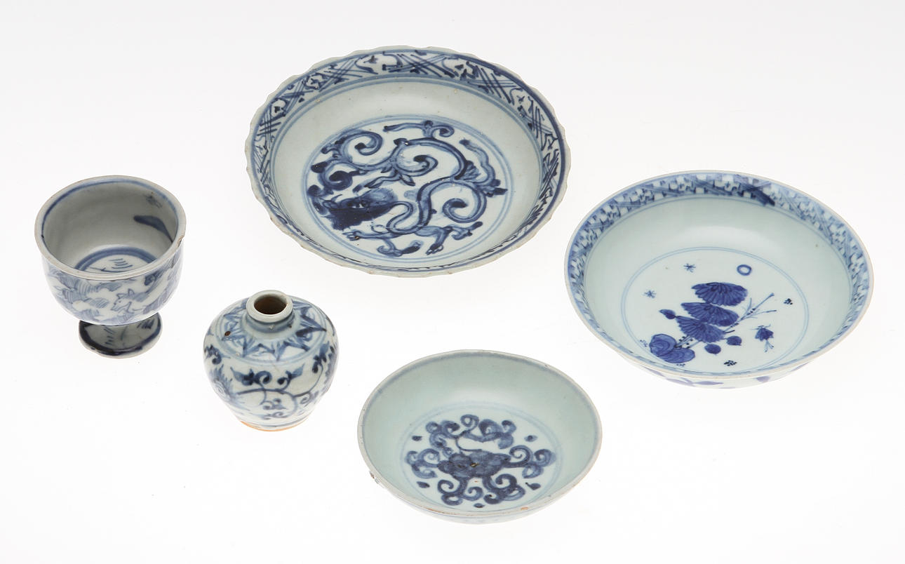 FAT, 3 st, BÄGARE samt URNA, porslin, provinsiell Ming, Kina.