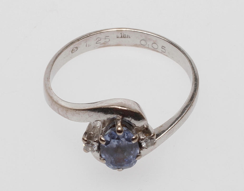 RING, 18k guld med tanzanit samt diamanter, vikt ca 4,6 gram.