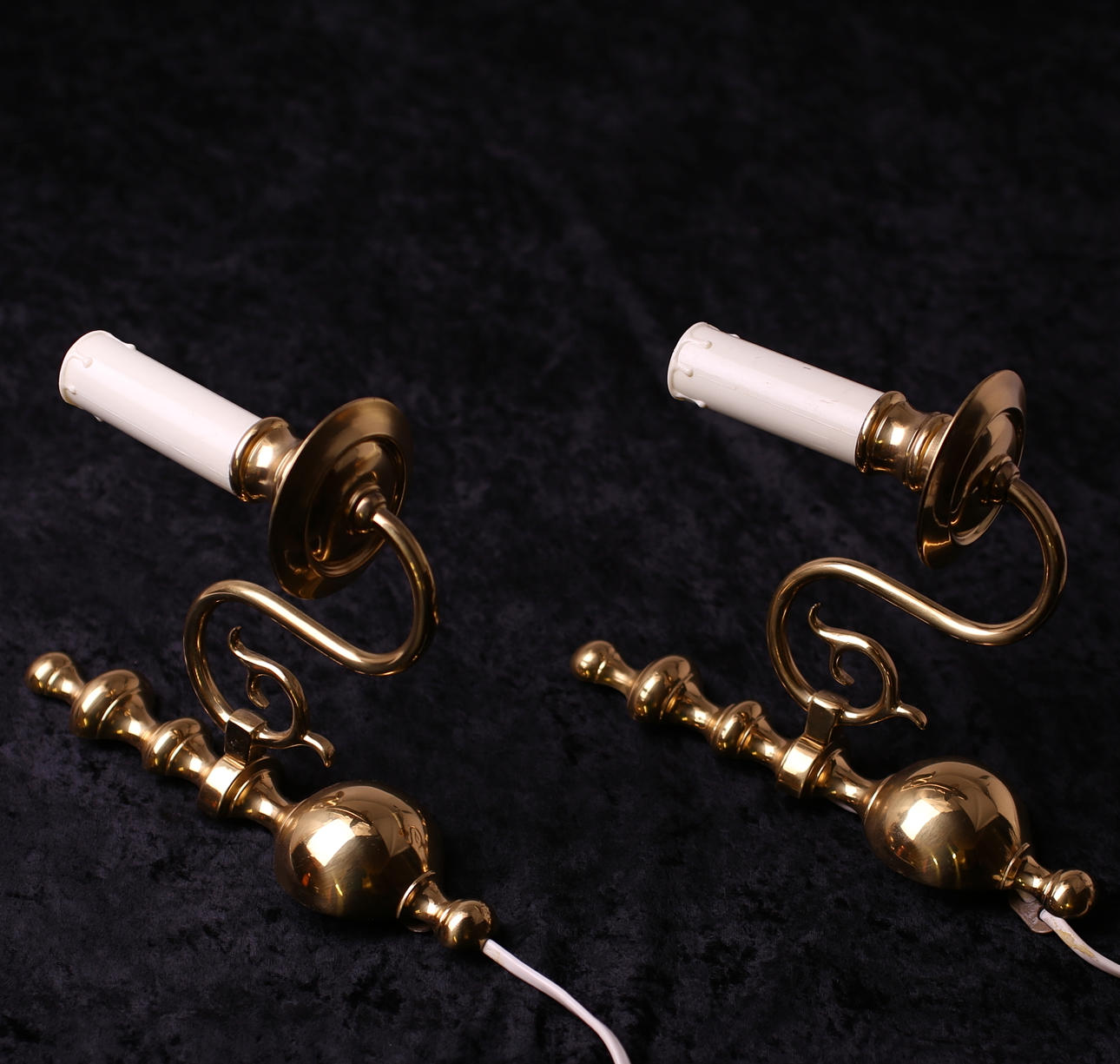 LAMPARAS, un par, latón, siglo XX.