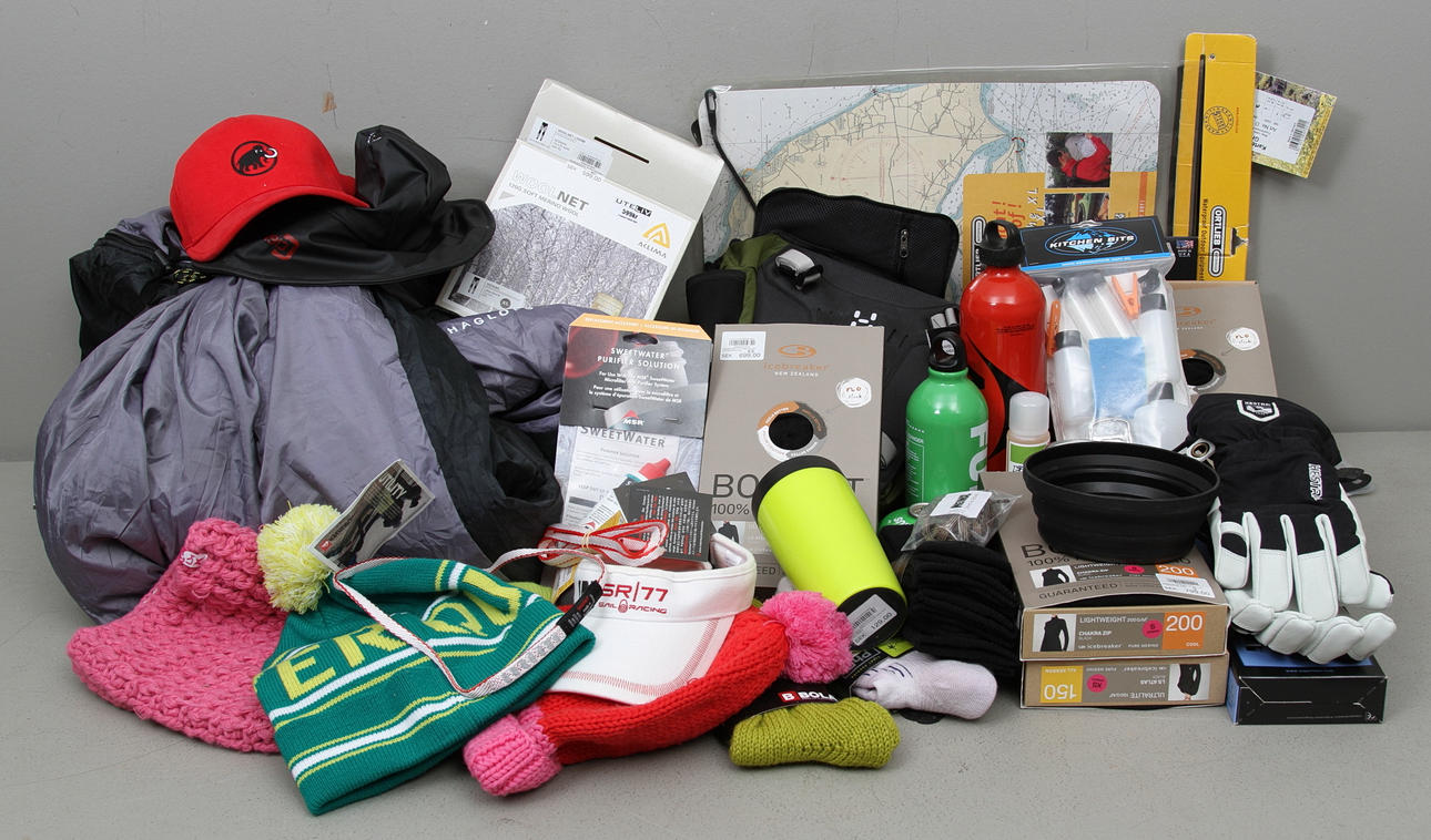 DIVERSE NYA ARTIKLAR, väska underställ mössor hanskar med mera.