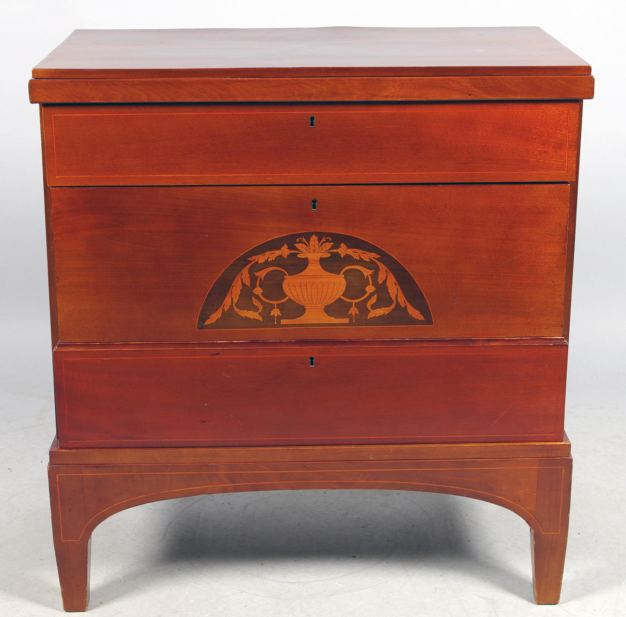 BYRÅ, 3-lådig, mahogny med intarsia, empire, 1800-tal.