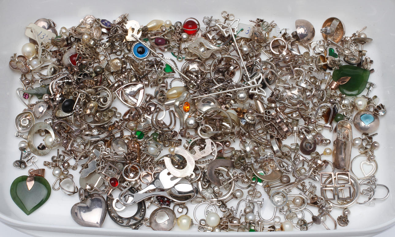 SMYCKEN, silver, bl.a. ca 120 örhängen, vikt ca 257 gram.