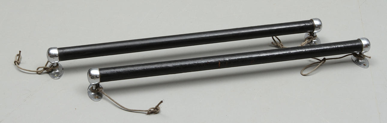 LEDSTÄNGER 1 par från båt, för väggmontage, kromad metall med svart dekor. 1900-talets mitt.