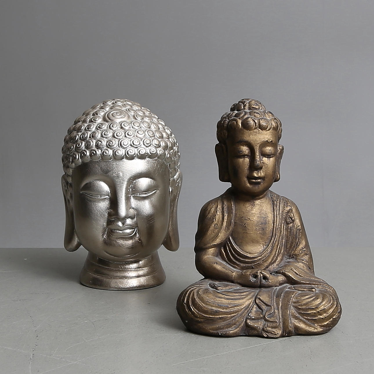 GUDOM, 2 st, konstmassa, 1900/2000-tal.