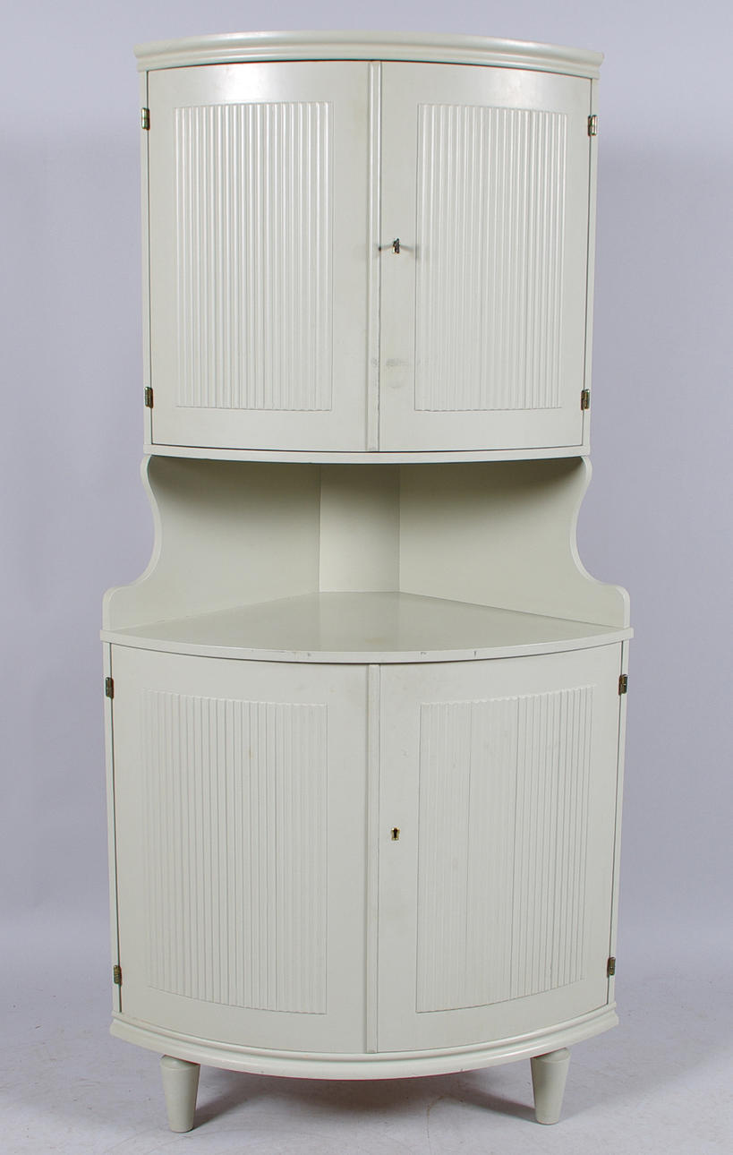 HÖRNSKÅP, gråmålat, gustaviansk stil, 1900-tal.