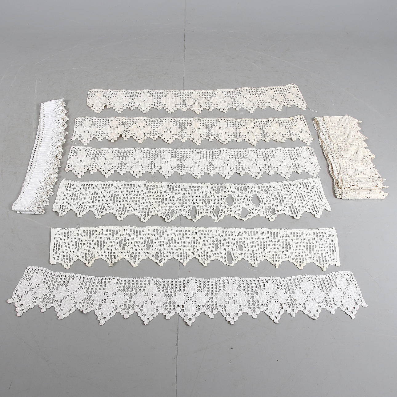 KANTSPETSAR, virkat bomullsgarn, total längd ca 1000 cm.