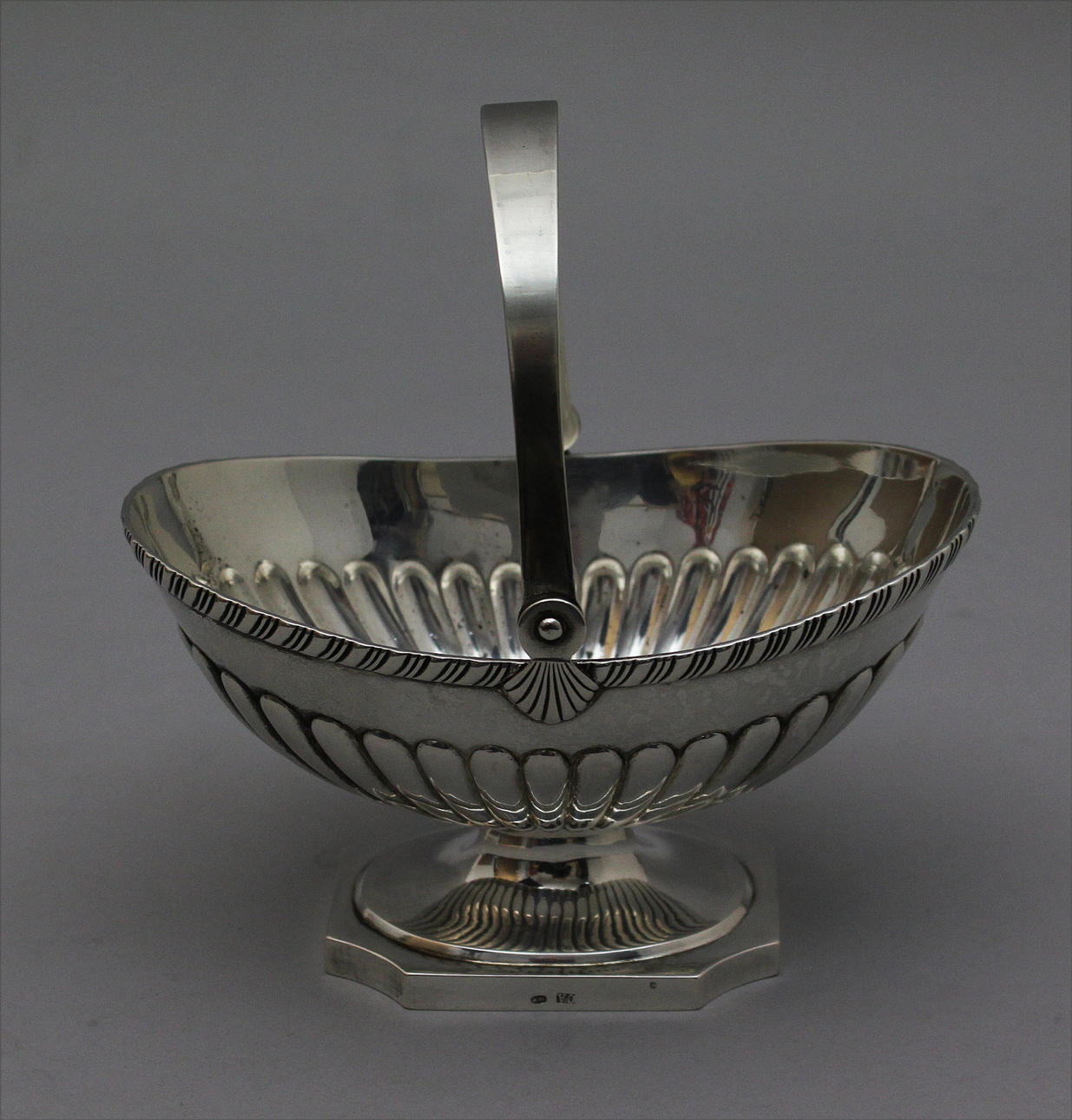 SERGEI AGAFONOV. KONFEKTSKÅL i silver. Empir Ryssland ca 1850-tal. Märkt Moskva 84. C.A. Totalvikt 355,4 gram.