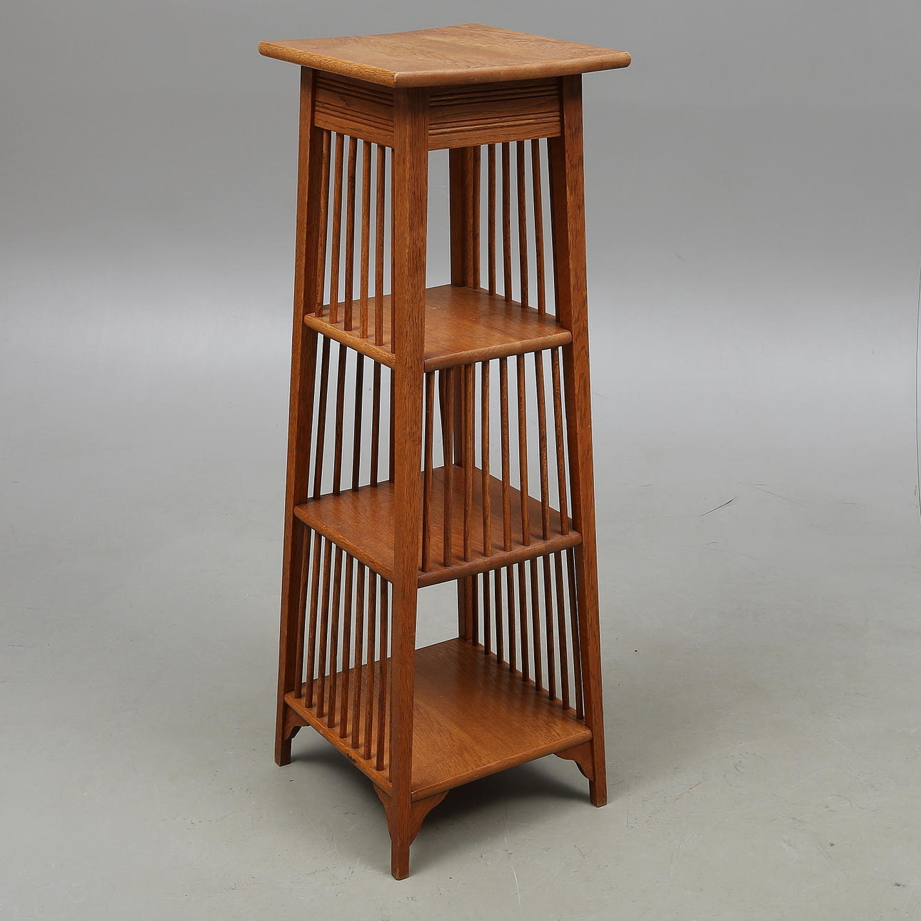 PIEDESTAL med hyllplan, trä, 1900-tal.