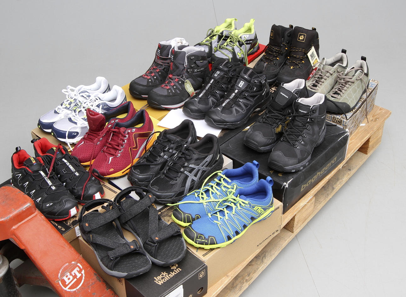 NYA SKOR, 10 par, herr, strl 42, bland annat Karhu, Salomon samt New balance med flera.