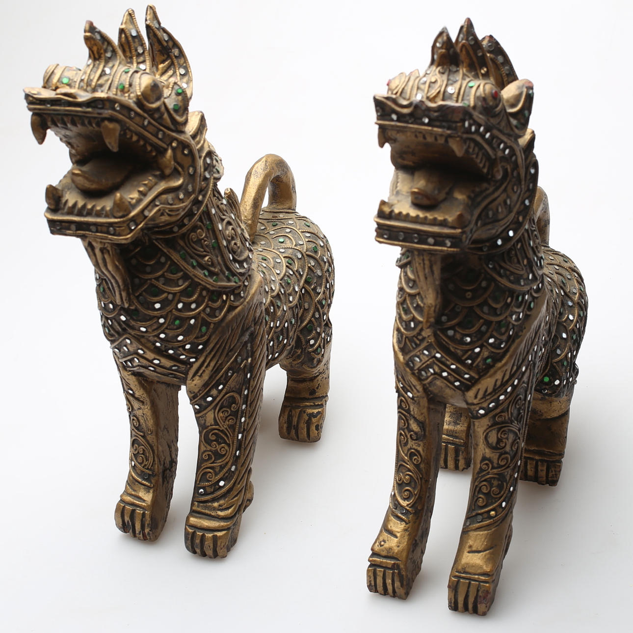 LEONES DE MADERA, 2 piezas, madera, Tailandia.