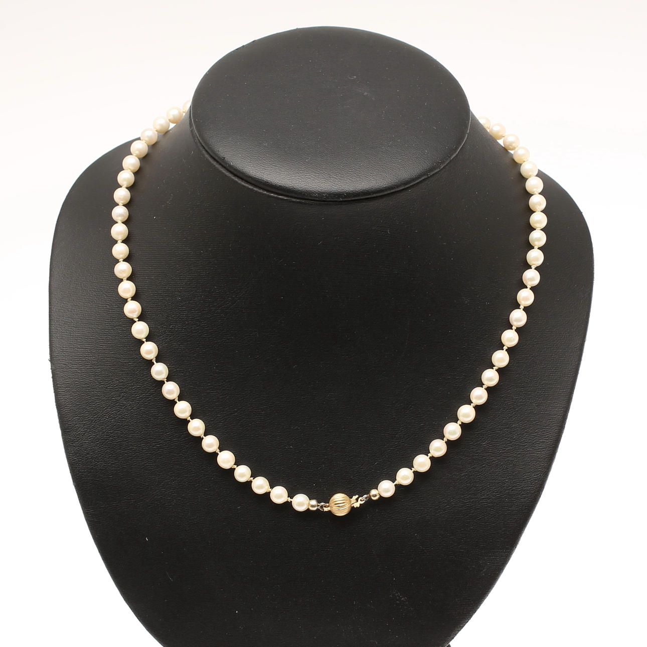 COLLIER, med odlade pärlor. Lås i 18K guld.