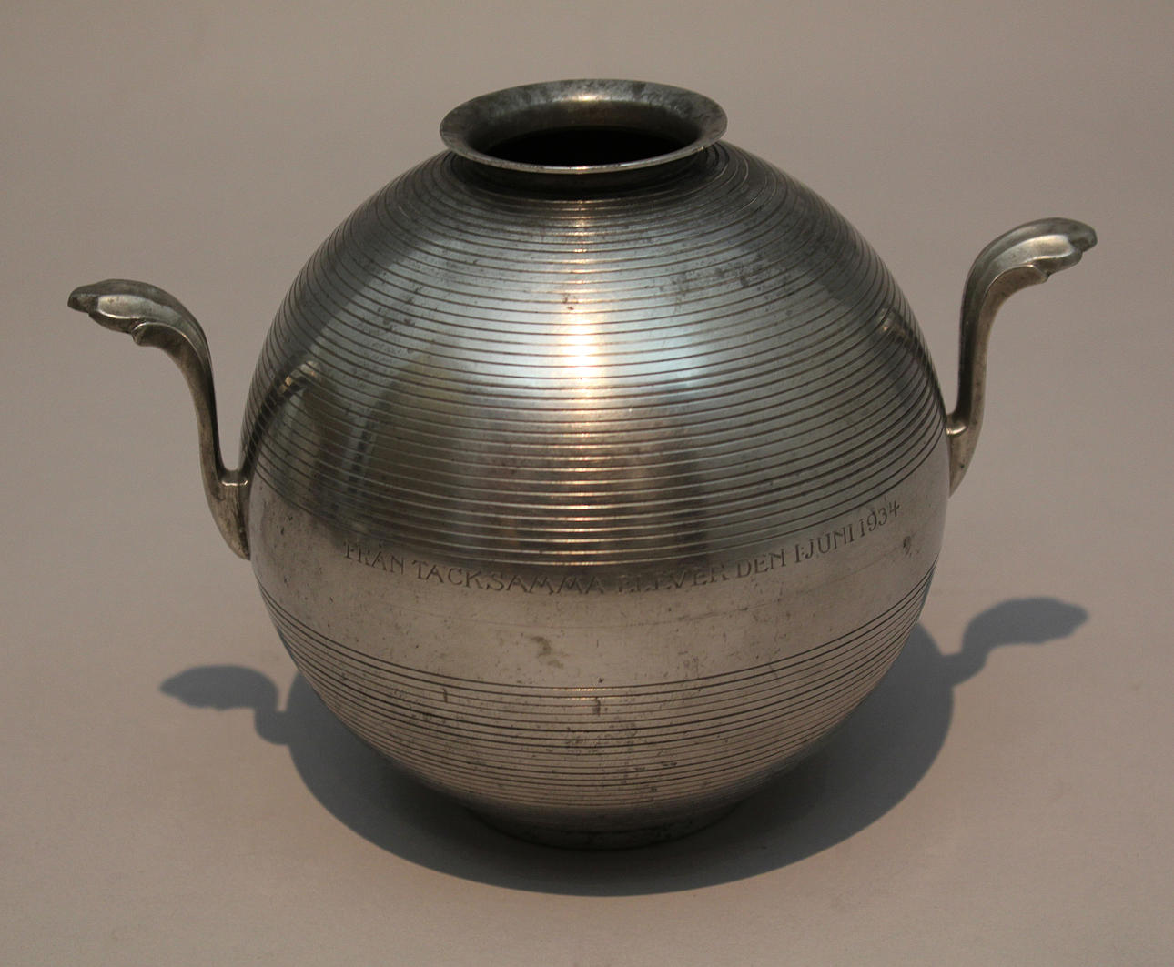 SYLVIA STAVE. Klotskål i tenn. Art déco. Märkt Svenskt Tenn. Garanterat. G8 C G H (Halllberg).