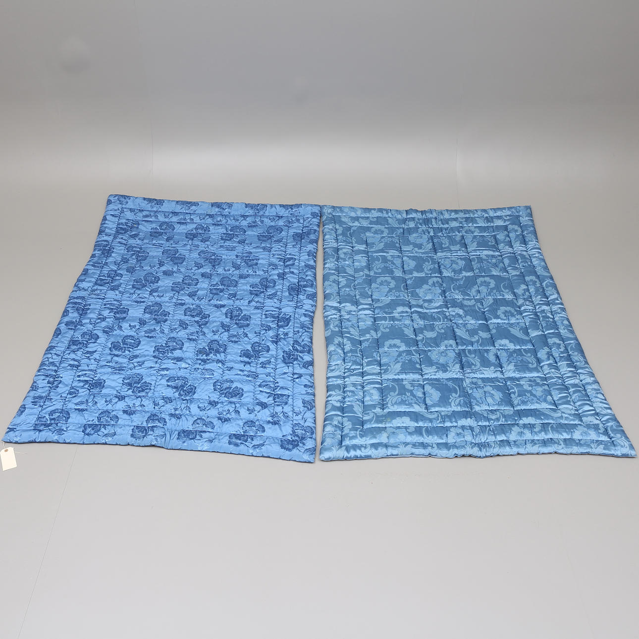 TÄCKEN, 2 st, 1900-talets mitt.