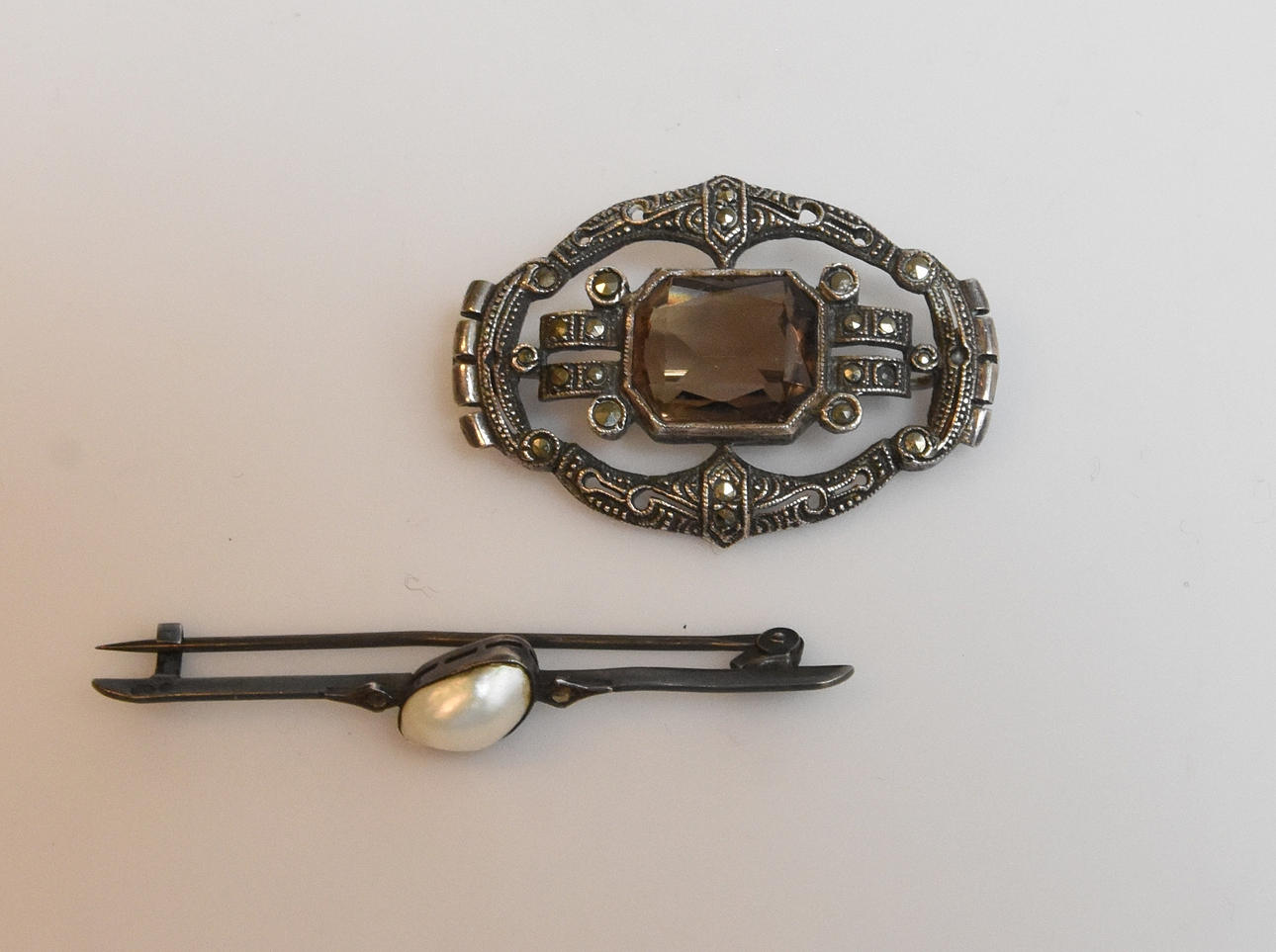 BROCHER 2 Art Deco sølv, røgkvarts, barok perle.
