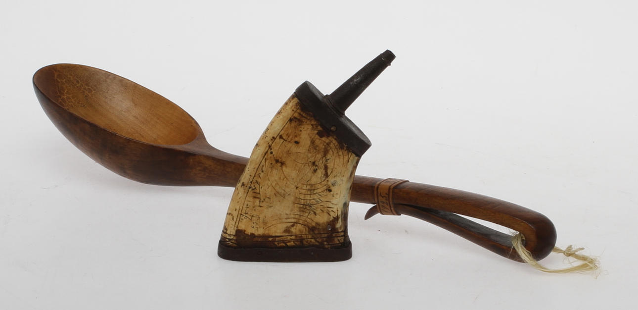 KRUTHORN, 1600/1700-tal, samt TRÄSKUREN SLEV, daterad 1925.