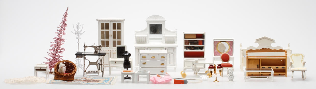 DOCKSKÅPSMÖBLER, ca 30 delar.