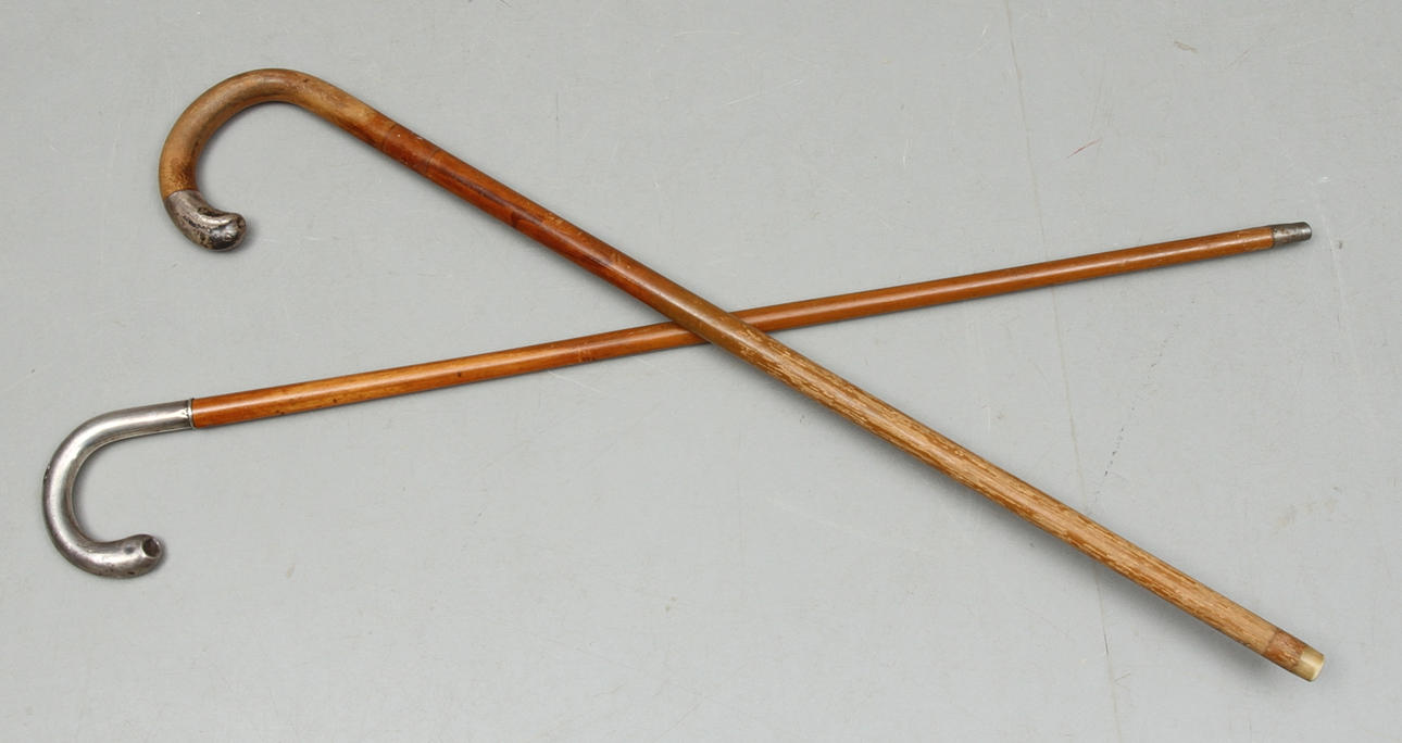 KÄPPAR, 2 st, grepp/beslag i silver. 1900-tal.