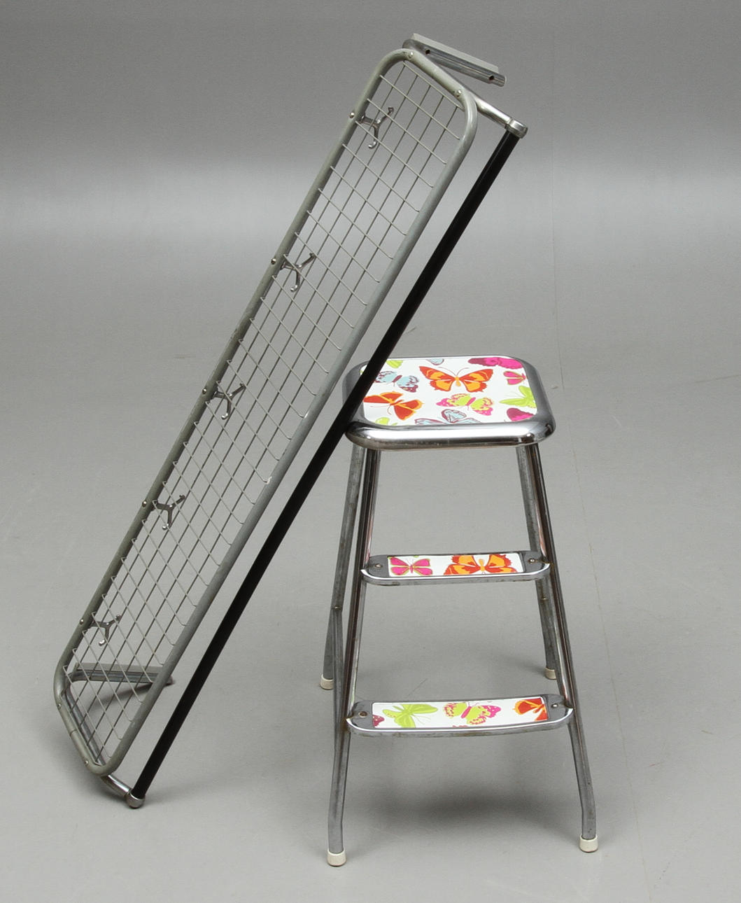 STEGPALL samt KLÄDHÄNGARE, 1900-TAL.