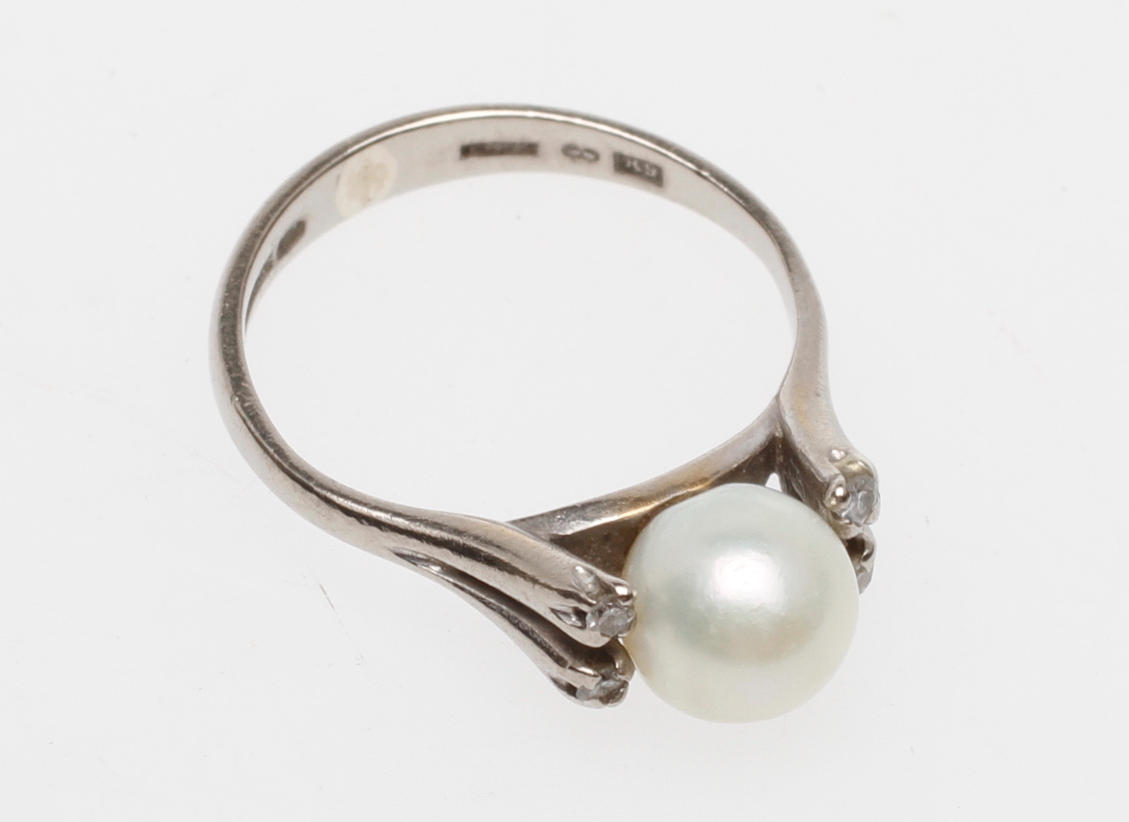 VITGULDSRING, 18k guld, med pärla samt stenar, vikt ca 2,9 gr.