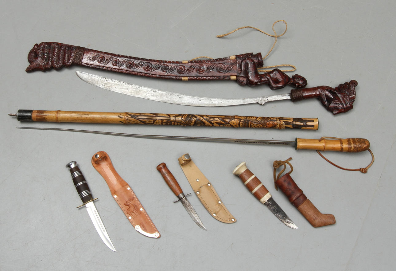 PARTI DIVERSE, 5 delar, bland annat knivar, käppsvärd, 1900-tal.