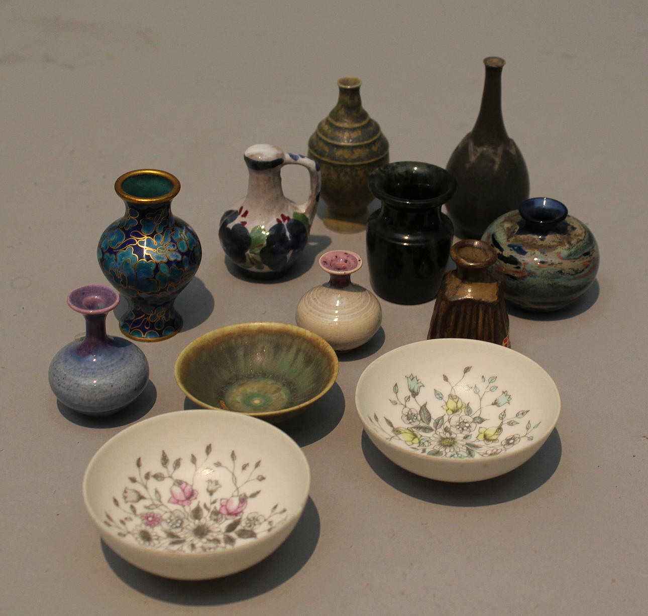 PARTI MINIATYRER (12). Stengods och glas. Bl a Arabia, Höganäs etc.