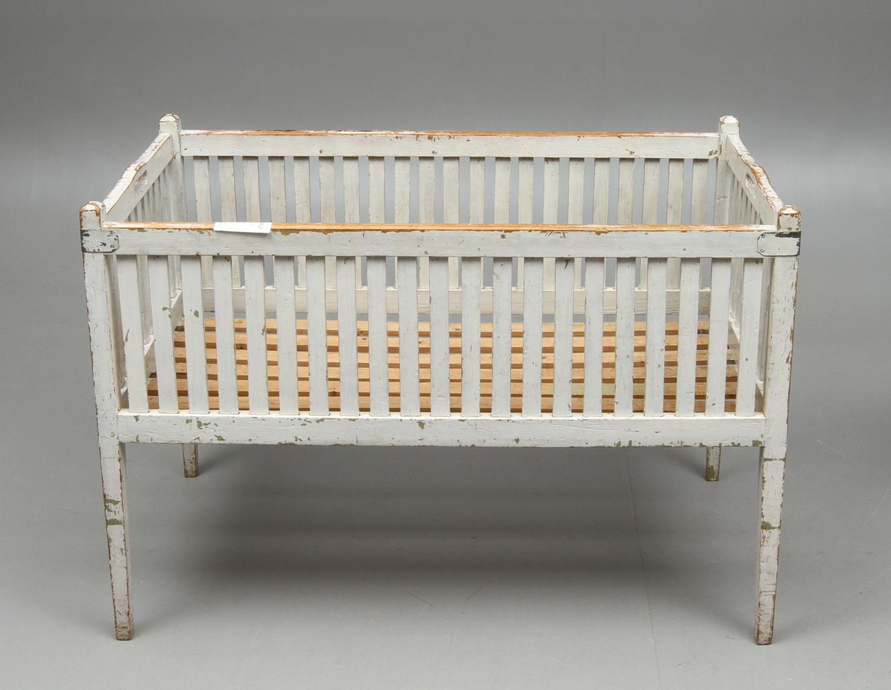 SPJÄLSÄNG, vitmålad, tidigt 1900-tal.