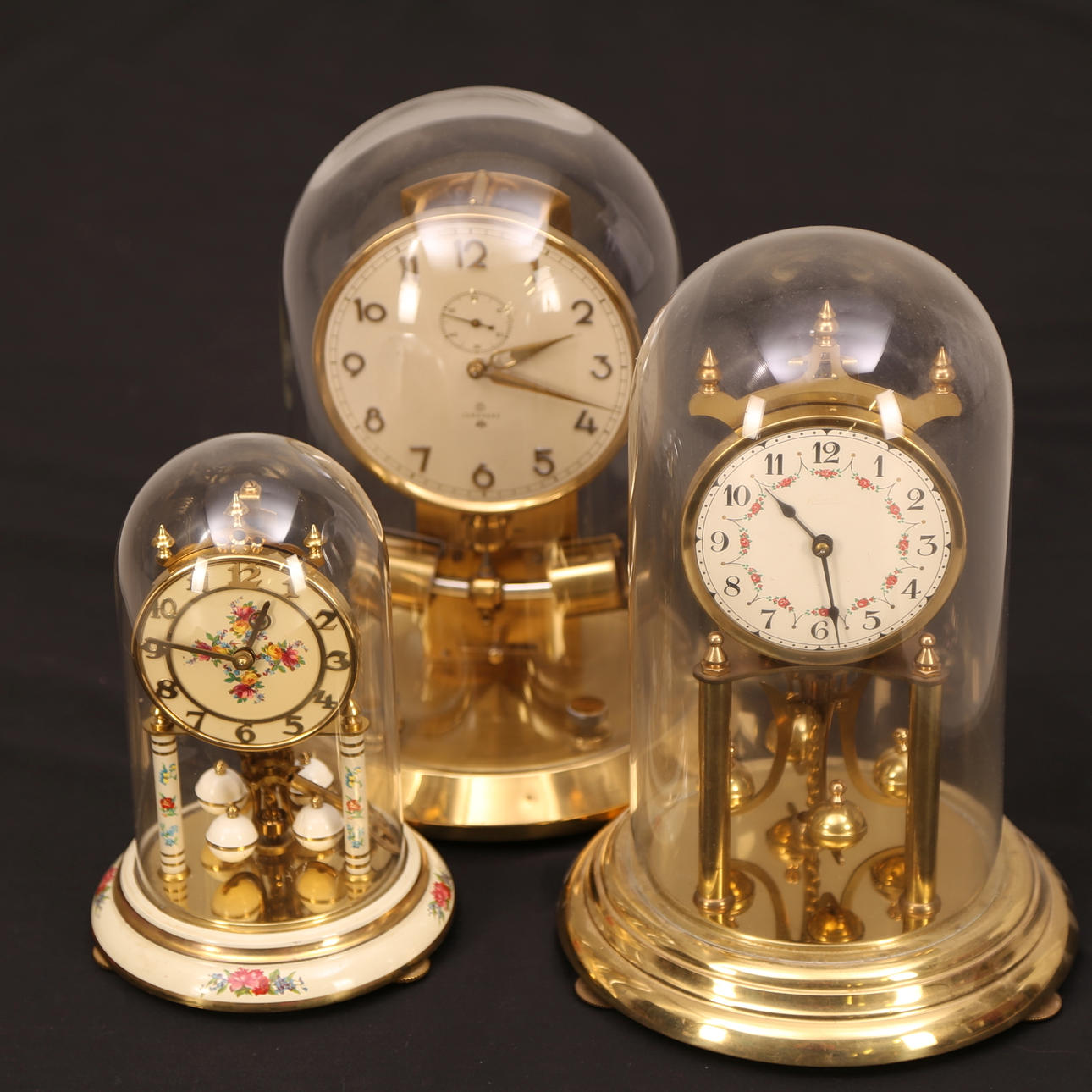 BORDSUR / ÅRSUR, 3 st, glaskupor, 1900-tal.