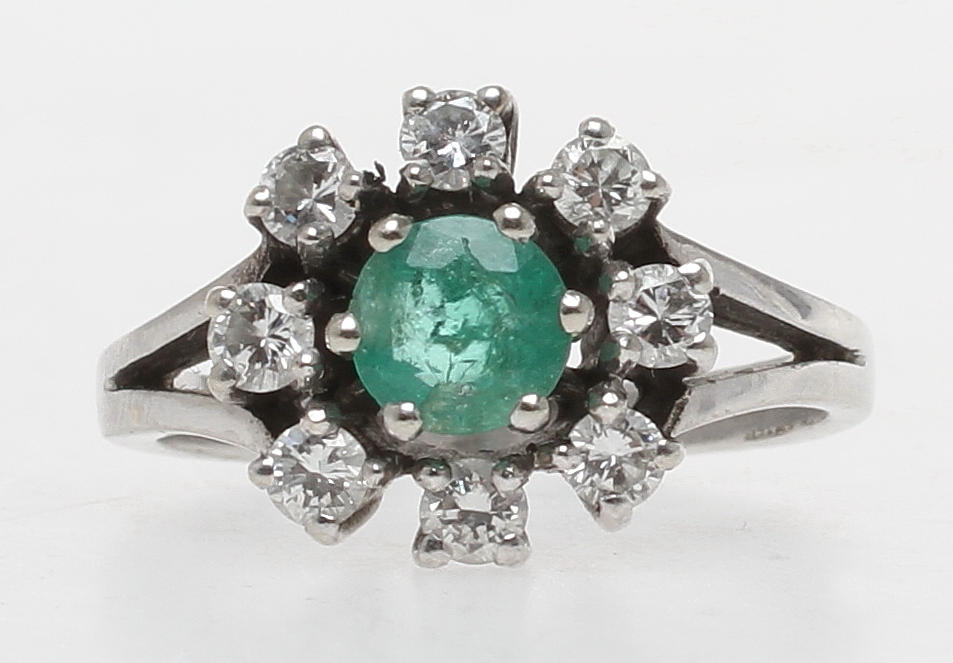 RING, 14k guld med diamanter om tot ca 0,48ct samt grön sten. Vikt 4,9 gram.