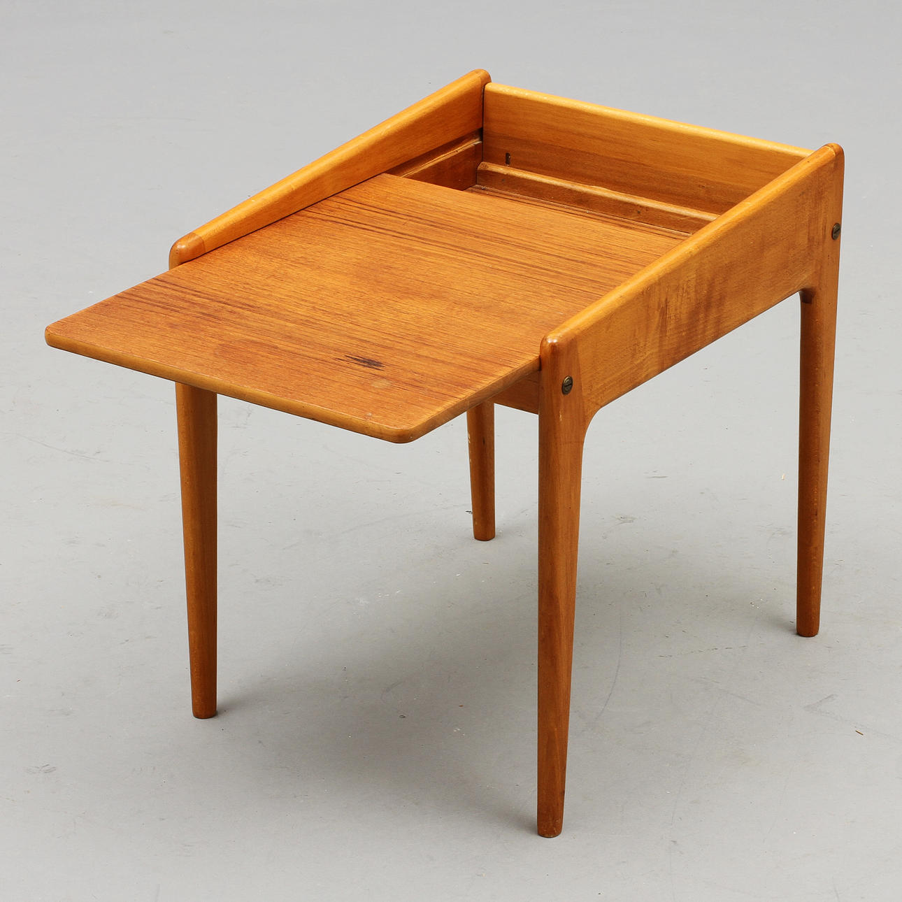 SÄNGBORD, 1900-talets mitt.