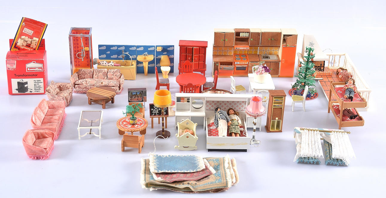 DOCKSKÅPSMÖBLER OCH DOCKOR, 1900-tal.