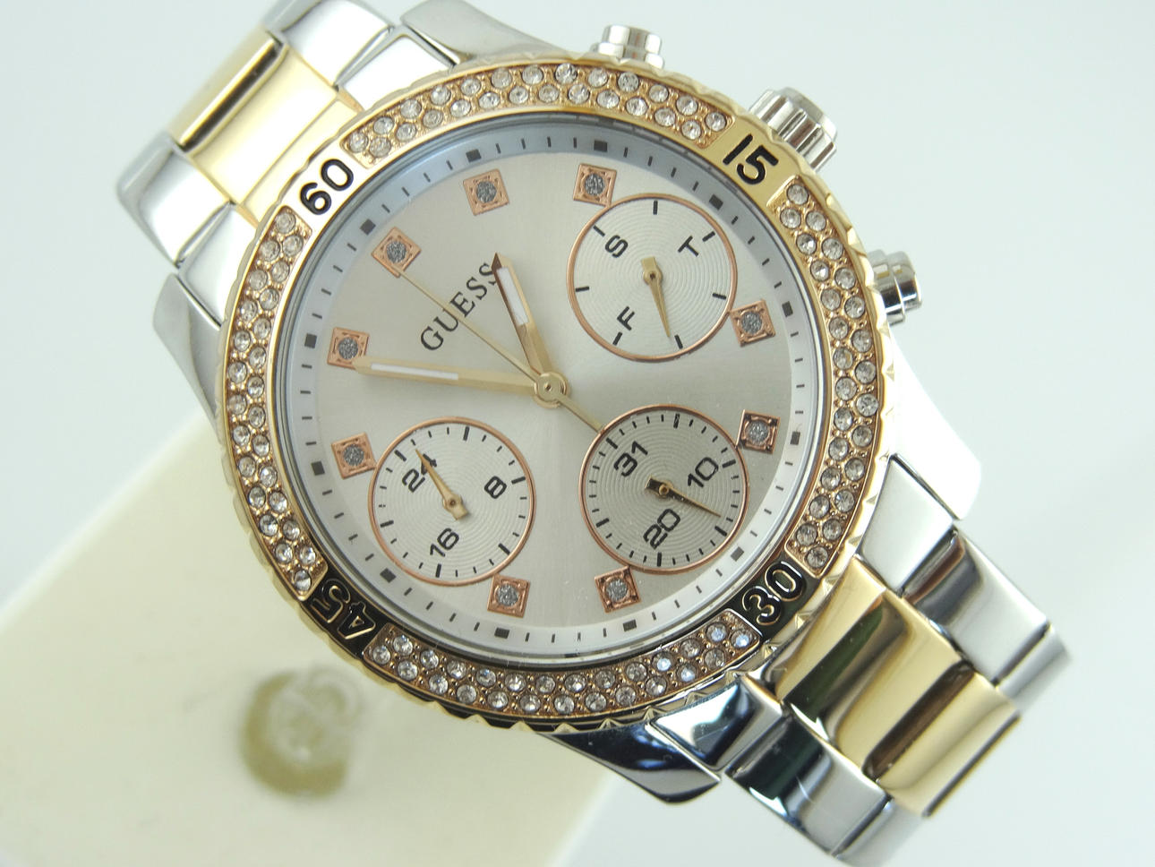 RELOJ DE DISEÑO PARA MUJER GUESS.