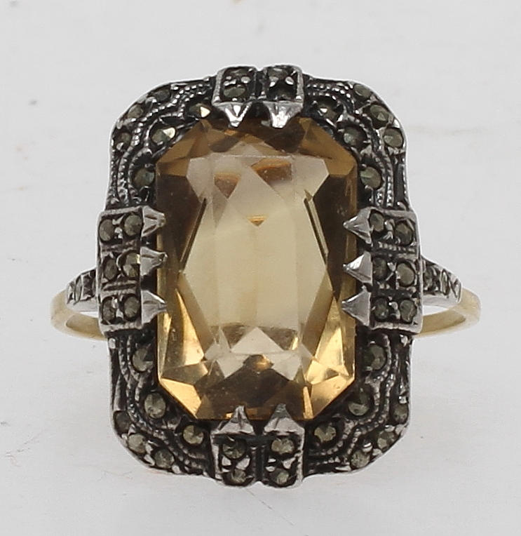 RING, 18k guld med silverinfattad gultonad sten. Tot vikt 6,7 gram.