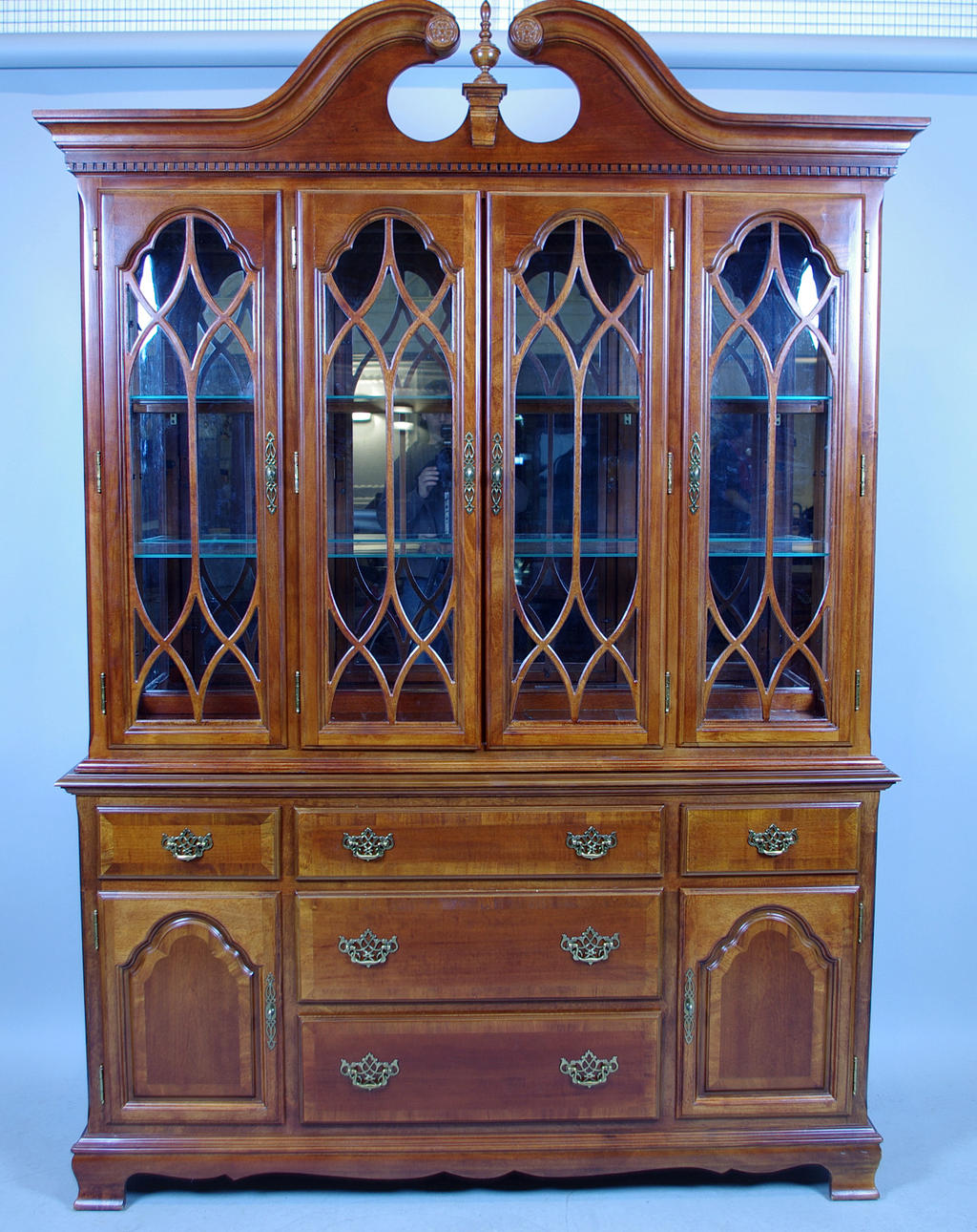 SKÅP MED VITRINÖVERDEL, mahogny, rokokostil.