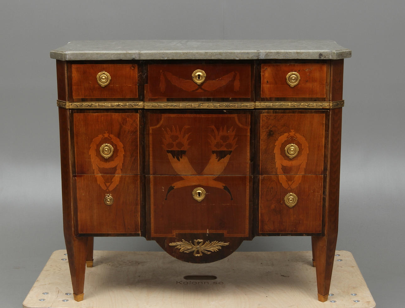 BYRÅ, med huggen stenskiva, gustaviansk stil, brännmärkt VaMC.