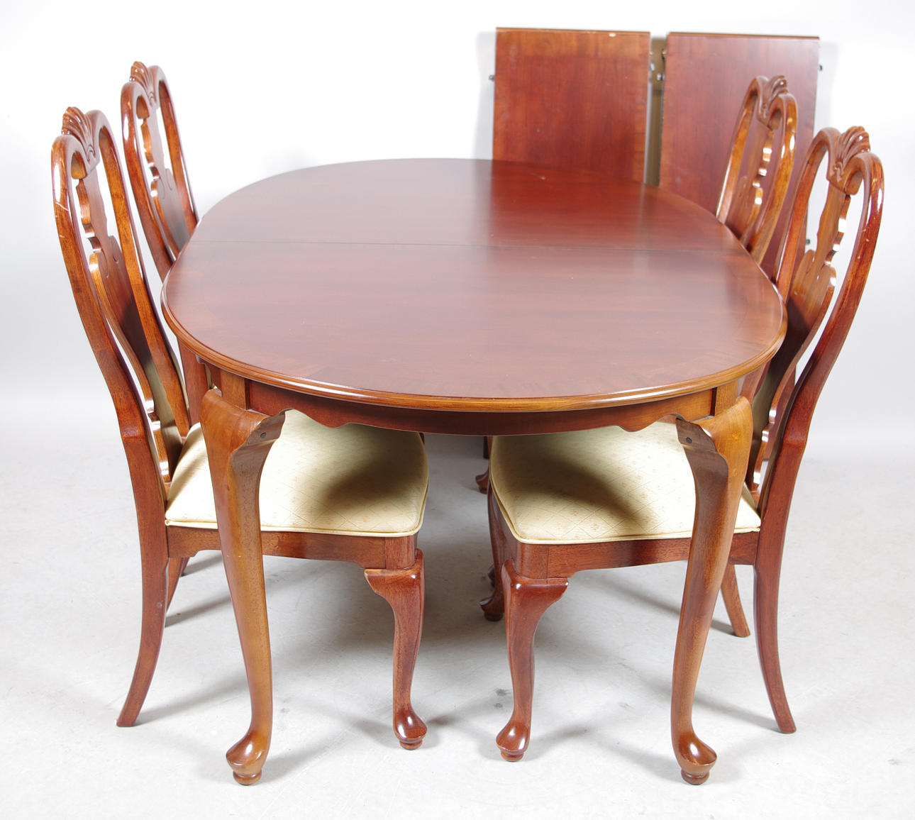 MATGRUPP, bord med 4 stolar, 2 iläggsskivor, rokokostil.