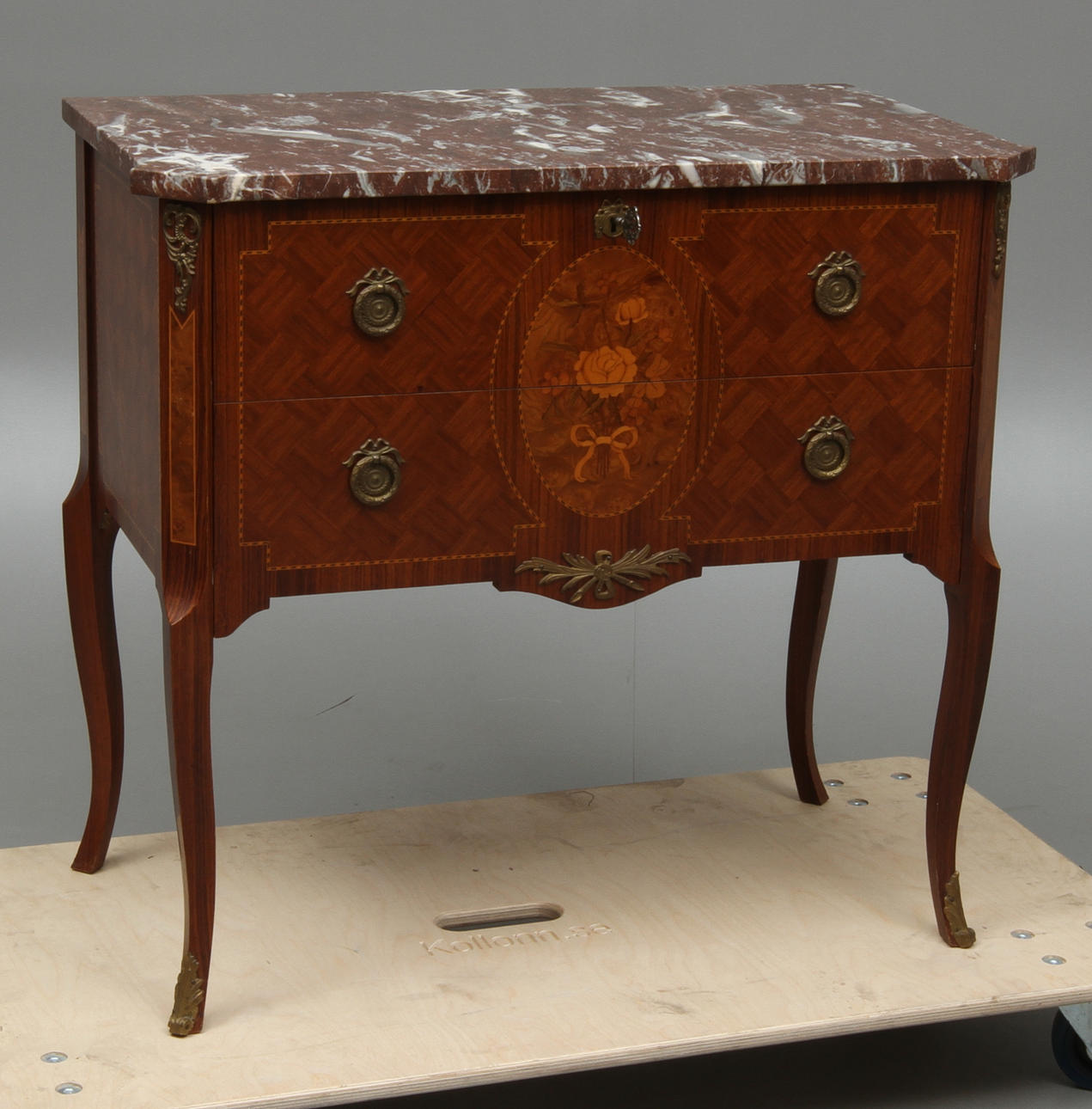 BYRÅ med stenskiva, 1900-tal.