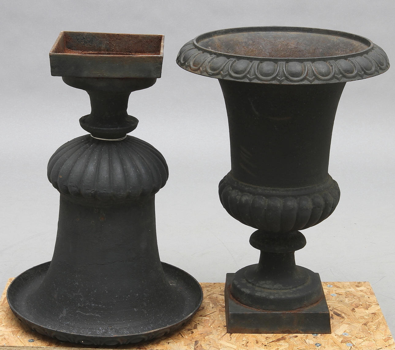 TRÄDGÅRDSURNOR, ett par, 1900-tal.