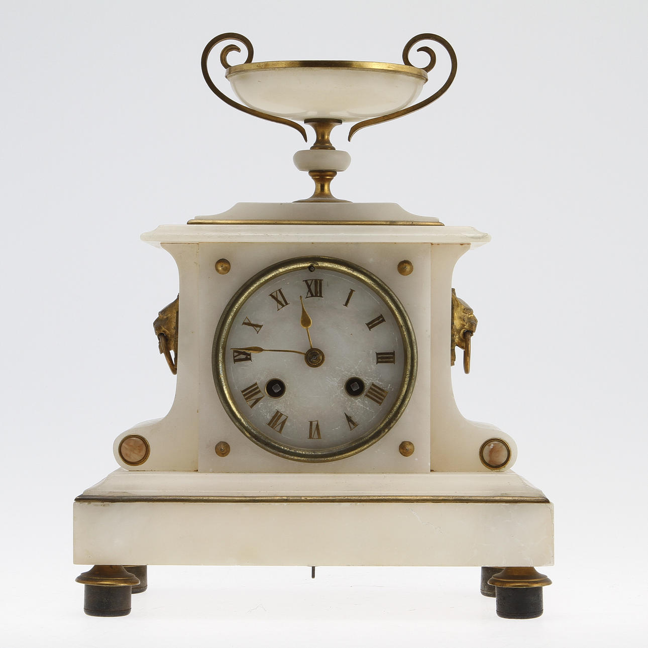 BORDSPENDYL med URNOR, ett par, alabaster och metall, omkring 1900.