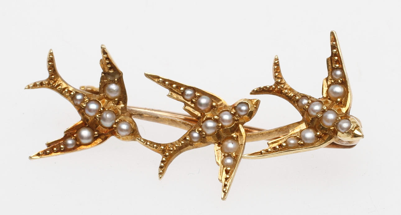 BROSCH, 15k guld samt 9 k guld med pärlor, vikt ca 3,2 gram.