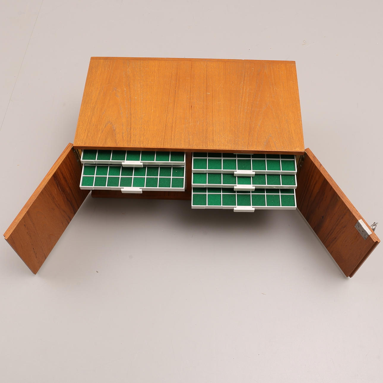 MYNTSKÅP, Lembit, teak, 1900-tal.